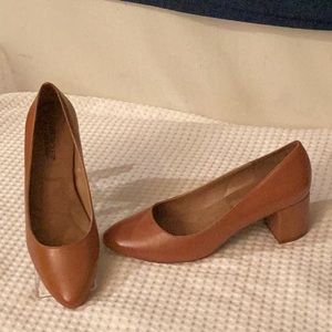 NWNB Aerosoles “silver medal “ Tan/camel color block heels comfortable shoes #9M